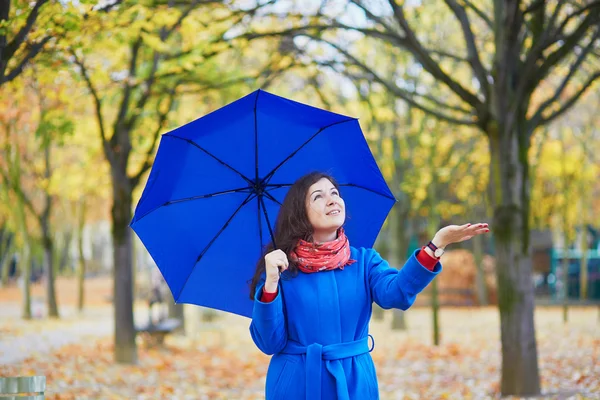 Piękna młoda kobieta z niebieski parasol — Zdjęcie stockowe