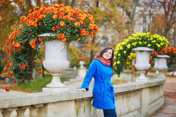 美丽的年轻游客在巴黎在秋天的一天 — 图库照片