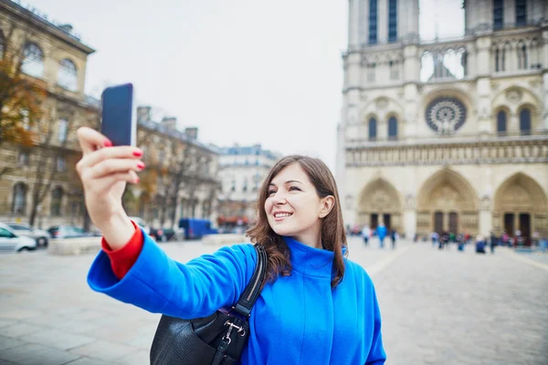 Beautiful young tourist in Paris, making funny selfie — Stock Photo, Image