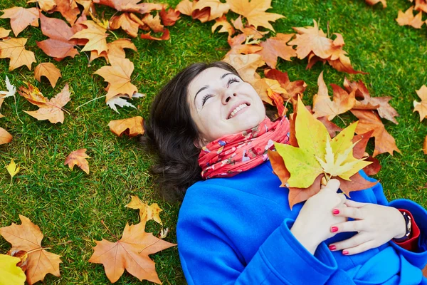 Gyönyörű fiatal turista Párizsban, egy őszi napon — Stock Fotó