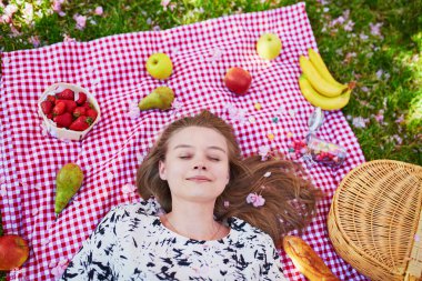 Güzel genç kadın Parkta piknik