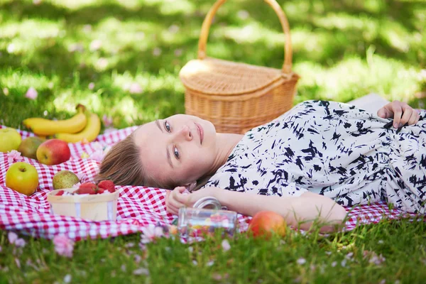 Bella giovane donna che fa un picnic nel parco — Foto Stock