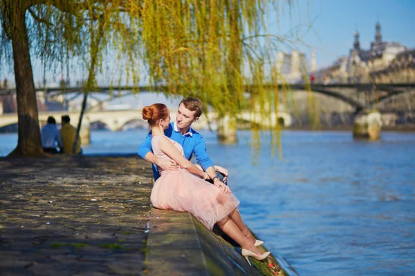 Ρομαντικό ζευγάρι για το ανάχωμα του Σηκουάνα στο Παρίσι — Φωτογραφία Αρχείου