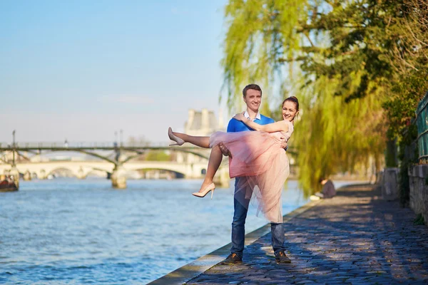 Romantische koppel aan de kade van de Seine in Parijs — Stockfoto