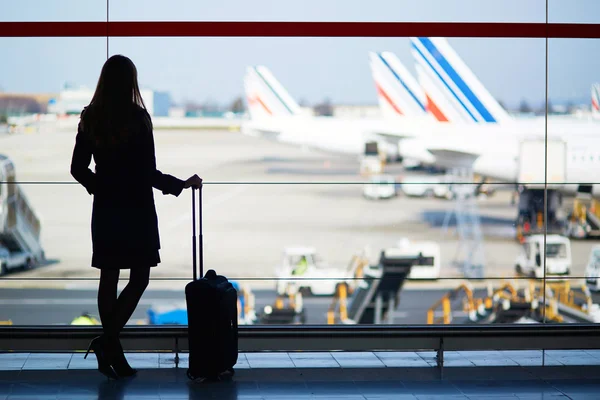 Jovem viajante do sexo feminino no aeroporto internacional — Fotografia de Stock