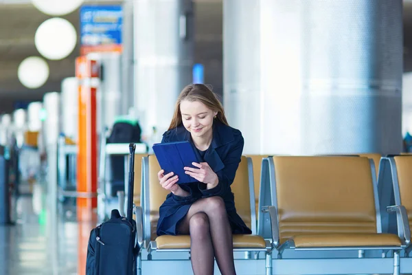 Jovem viajante do sexo feminino no aeroporto internacional — Fotografia de Stock