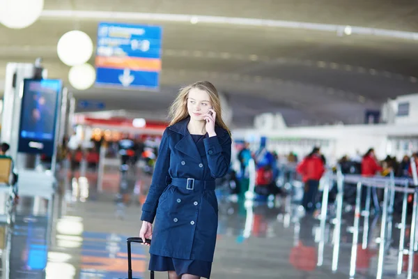 Jovem viajante do sexo feminino no aeroporto internacional — Fotografia de Stock