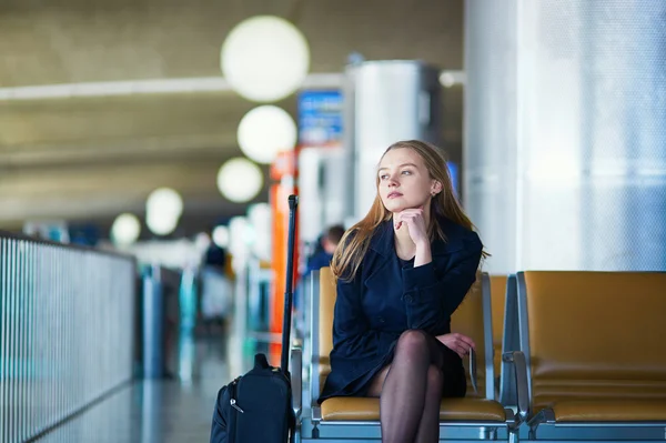 Jóvenes viajeras en aeropuerto internacional — Foto de Stock