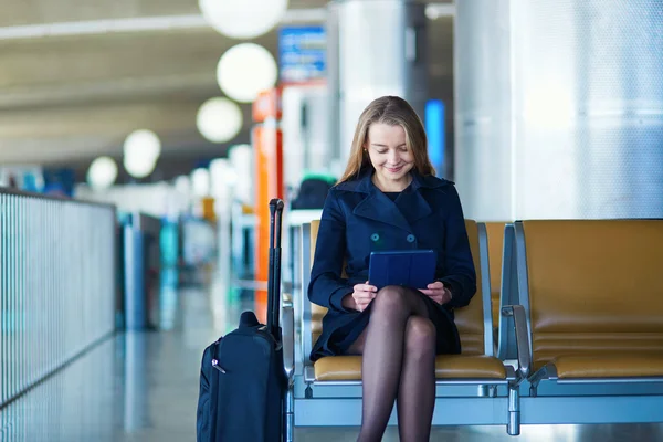 Jóvenes viajeras en aeropuerto internacional — Foto de Stock