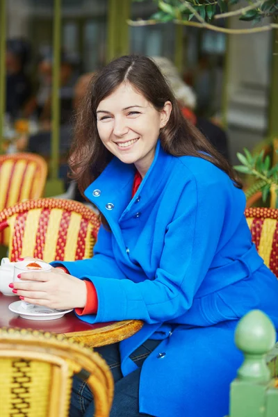 Beautiful young Parisian girl in cafe — Stock Photo, Image