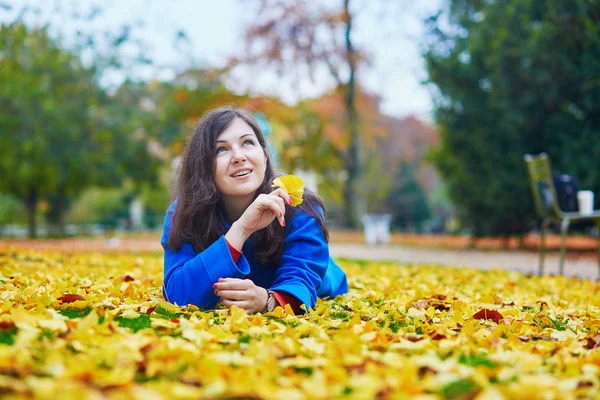 Hermosa joven turista en París en un día de otoño — Foto de Stock