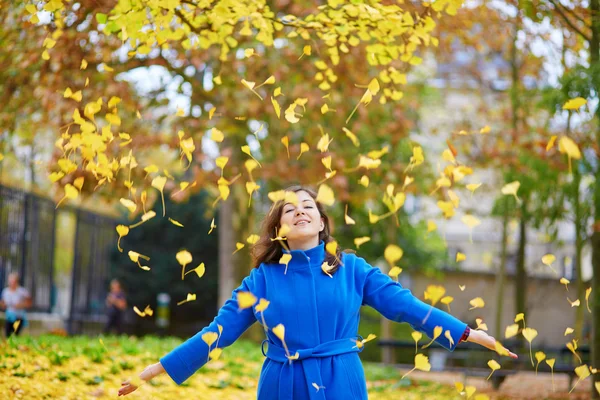 Schöne junge Touristin in Paris an einem Herbsttag — Stockfoto