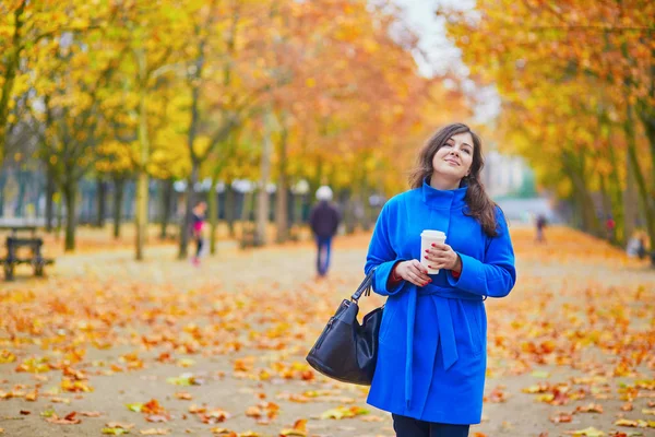 Hermosa joven turista en París en un día de otoño — Foto de Stock