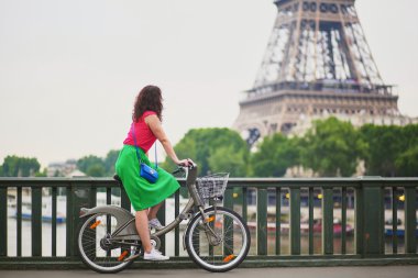 Genç kadın Paris bir bisiklet sürme