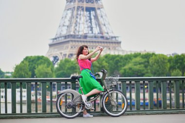 Genç kadın Paris bir bisiklet sürme
