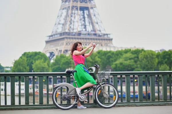 Ung kvinna cyklar i Paris — Stockfoto