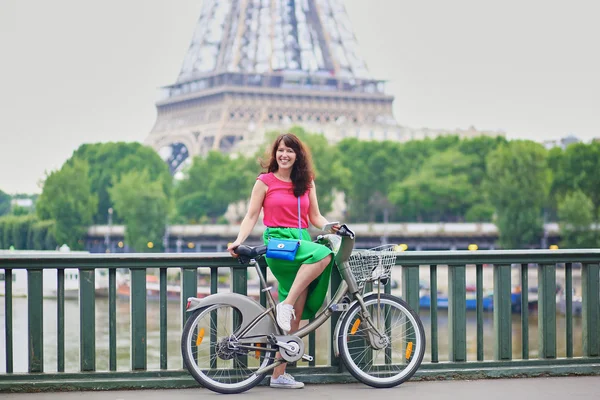 Mujer joven montando en bicicleta en París —  Fotos de Stock