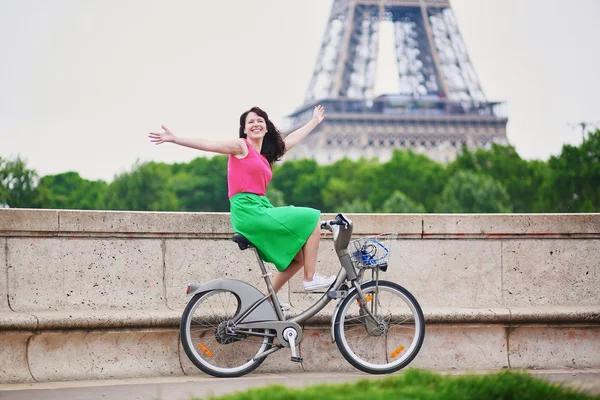 Mujer joven montando en bicicleta en París —  Fotos de Stock