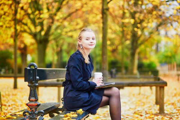 秋の日にパリのリュクサンブール庭園の若い女性 — ストック写真