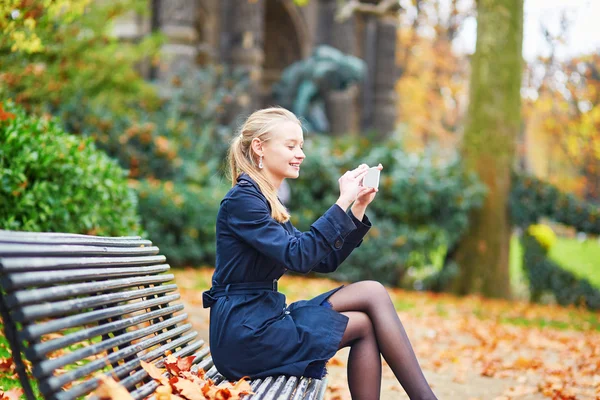 Gyönyörű fiatal nő, a párizsi utcán, egy napsütéses őszi napon — Stock Fotó