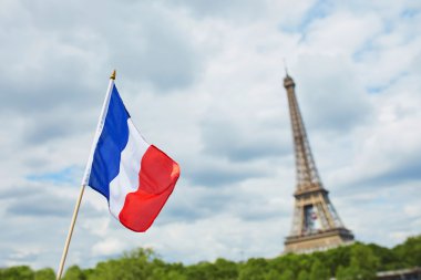 Arka planda Eyfel kulesi ile Paris'te Fransız ulusal bayrağı (üç renkli)
