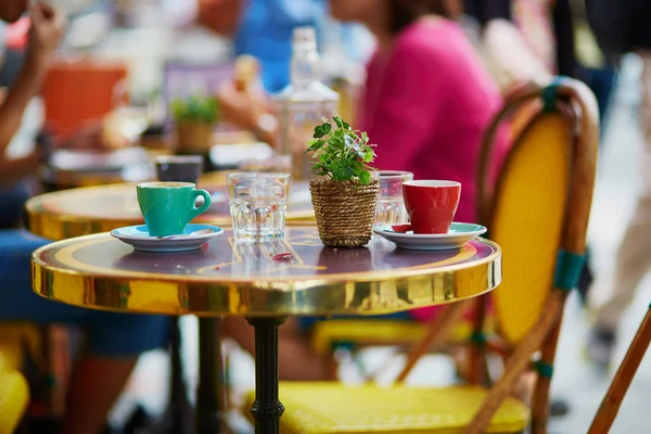 Coffee cups in an outdoor Parisian cafe — Stock Photo, Image