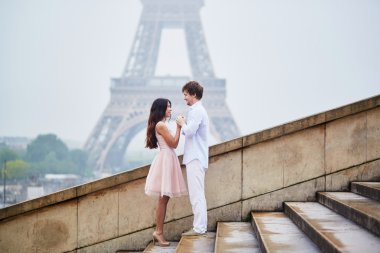 Romantik Çift Paris'te birlikte