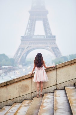 Eyfel Kulesi önünde Paris kadın