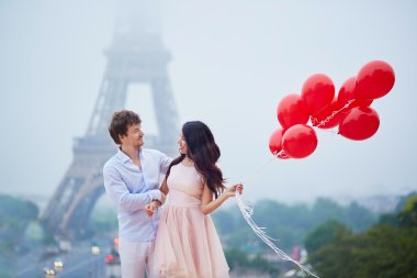 Paris'te birlikte kırmızı balonlarla Romantik Çift