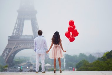Paris'te birlikte kırmızı balonlarla Romantik Çift
