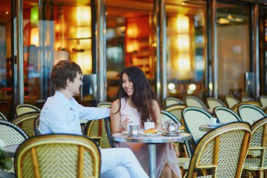 İki kahve içme ve Paris kafede kruvasan yemek