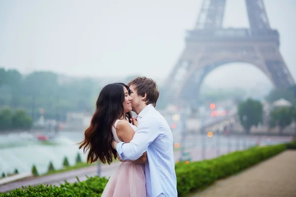 Coppia romantica insieme a Parigi — Foto Stock