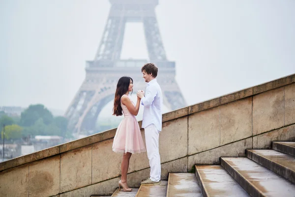 Romantisches Paar zusammen in Paris — Stockfoto