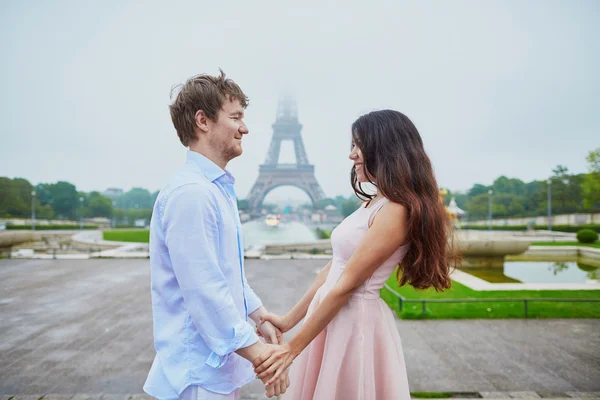 Pareja romántica juntos en París — Foto de Stock