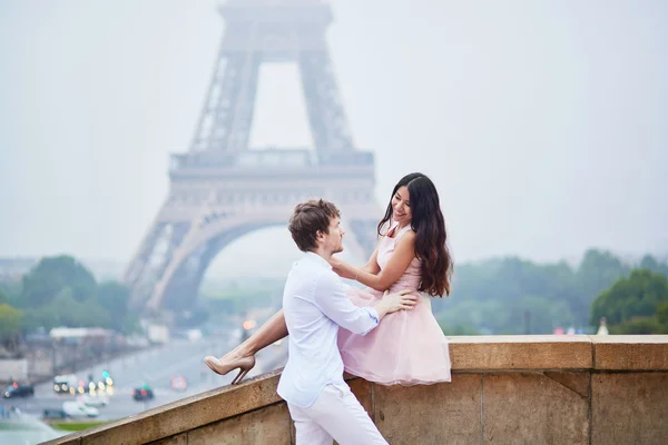 Casal romântico juntos em Paris — Fotografia de Stock