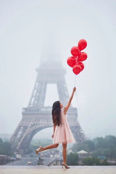 Paris Eyfel Kulesi önünde kırmızı balonlar kadınla — Stok fotoğraf
