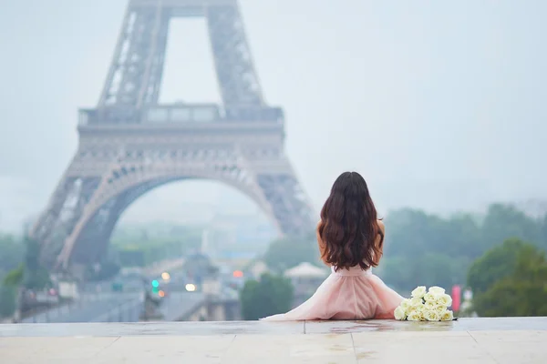 Паризький жінка перед Ейфелевою вежею — стокове фото