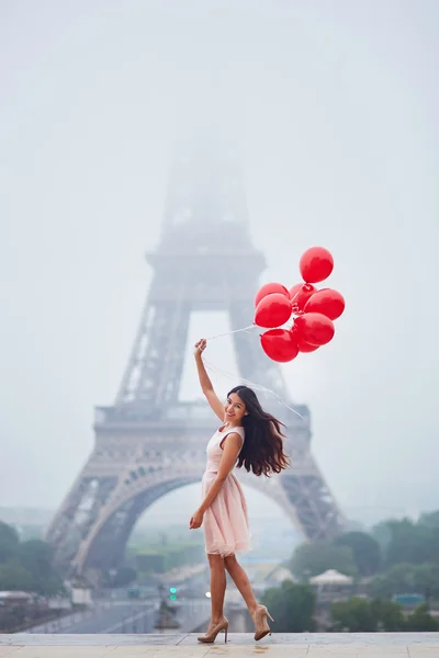 Pariser Frau mit roten Luftballons vor dem Eiffelturm — Stockfoto