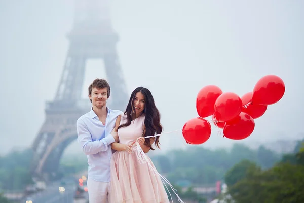 Ρομαντικό ζευγάρι με κόκκινα μπαλόνια μαζί στο Παρίσι — Φωτογραφία Αρχείου