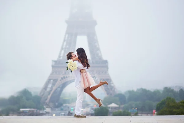 Romantic couple together in Paris — Stock Photo, Image