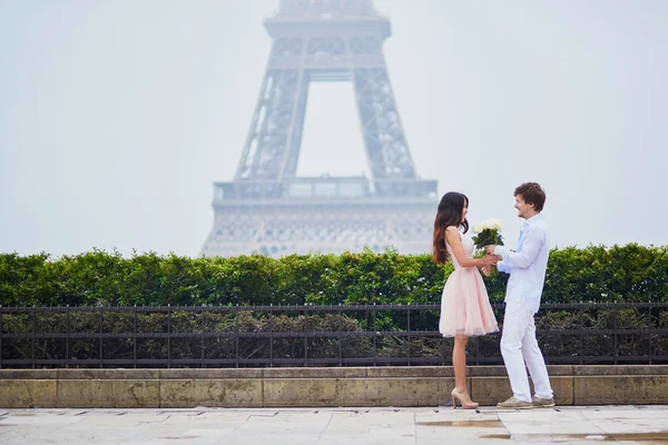 Romantisches Paar zusammen in Paris — Stockfoto