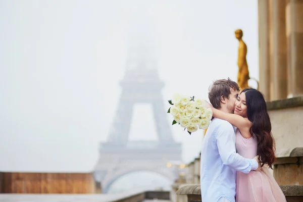 Ρομαντικό ζευγάρι μαζί στο Παρίσι — Φωτογραφία Αρχείου