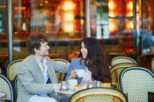 Par dricka kaffe och äta croissanter i parisisk café — Stockfoto
