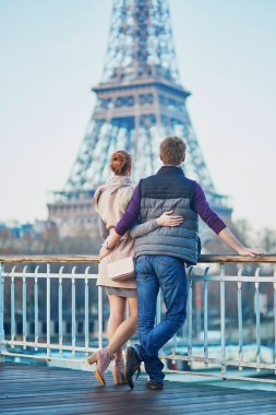 Fransa'nın Paris, Eyfel Kulesi yakınındaki Romantik Çift