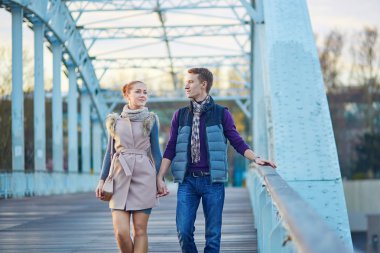 Paris 'te romantik bir çift