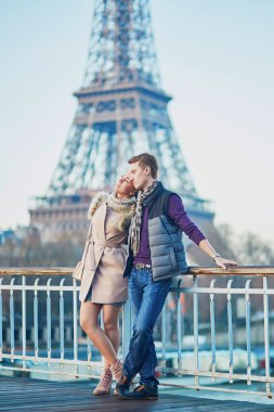 Fransa'nın Paris, Eyfel Kulesi yakınındaki Romantik Çift
