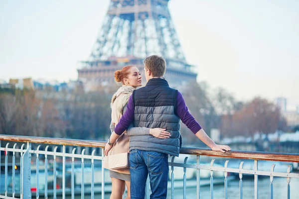 Romantiska par nära Eiffeltornet i Paris, Frankrike — Stockfoto