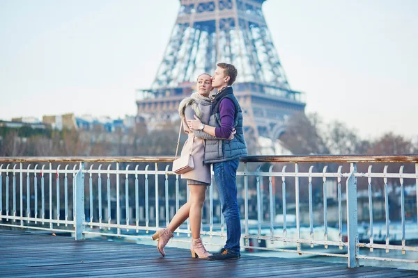 Romantische paar in de buurt van de Eiffeltoren in Parijs, Frankrijk — Stockfoto