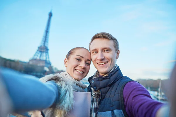 Szczęśliwa para turystów biorąc selfie w pobliżu Wieża Eiffla — Zdjęcie stockowe