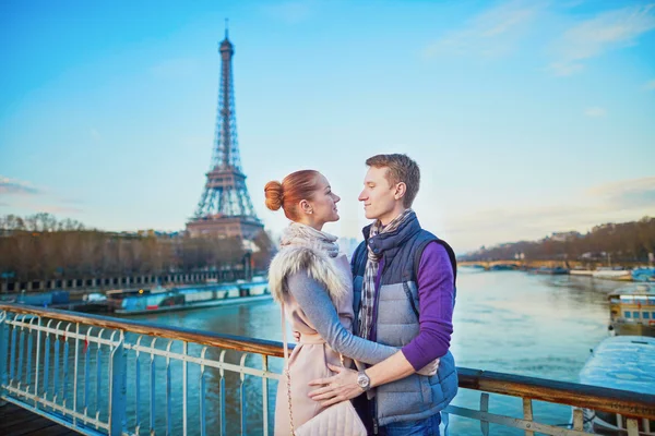 Romantische paar in de buurt van de Eiffeltoren in Parijs, Frankrijk — Stockfoto